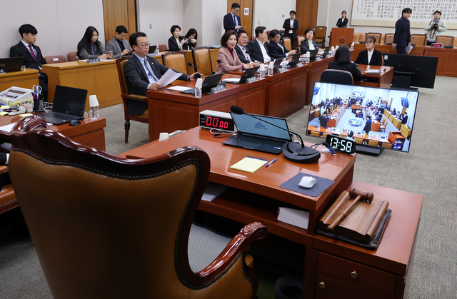 16일 국회에서 열린 법제사법위원회 전체회의에서 추미애 위원장이 정회 선포 후 이석한 가운데 국민의힘 법사위원들이 항의하고 있다. [연합뉴스]