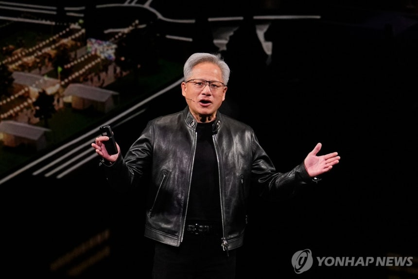 “삼성 고맙다”는 젠슨 황, “내년까지 AI칩 매출 1500조원” 자신