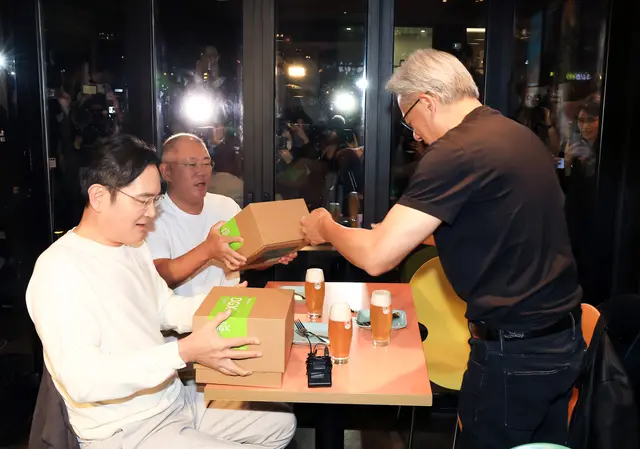 이재용(왼쪽부터) 삼성전자 회장, 정의선 현대자동차그룹 회장, 젠슨 황 엔비디아 최고경영자(CEO)가 작년 10월  서울 강남구 삼성역 인근 깐부치킨 매장에서 회동을 갖고 있다. 공동취재=연합뉴스.
