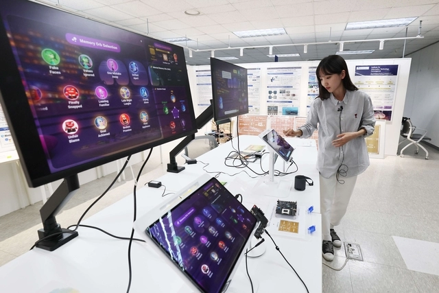 홍성연 박사과정 연구원이 소울메이트 시연을 하고 있다. 사진=이준기기자.
