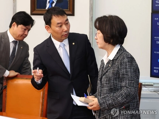추미애 법사위원장과 김용민 법사위 간사가 17일 국회에서 열린 검찰 개혁 입법인 중수청법·공소청법 관련 기자회견을 마친 후 대화하고 있다. 연합뉴스