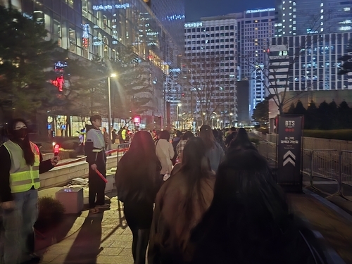 공연 마치고 귀가하는 아미들. 연합뉴스