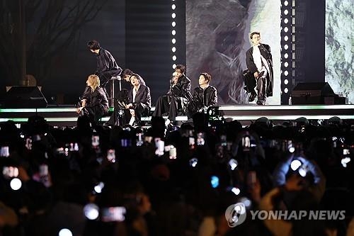 그룹 방탄소년단(BTS)이 21일 서울 광화문 광장에서 정규 5집 ‘아리랑’(ARIRANG) 발매를 기념해 무료 공연 ‘BTS 컴백 라이브: 아리랑’(BTS THE COMEBACK LIVE｜ARIRANG)을 열고 있다. 연합뉴스