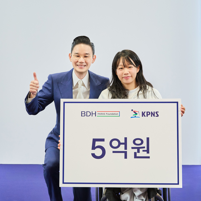 배동현 회장(왼쪽)이 김윤지 선수와 기념사진을 촬영하고 있다.