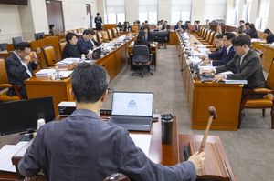 5월 1일 노동절 ‘공식 공휴일’ 된다…법안소위 ‘공휴일법’ 의결