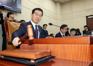 5월1일 노동절, 전국민 쉰다…법정공휴일법 행안위 통과