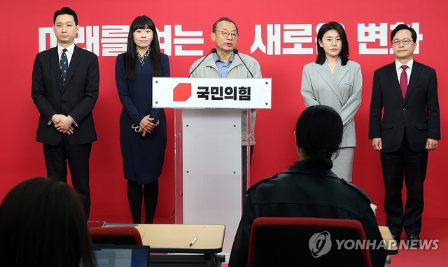 국민의힘 이정현 공천관리위원장이 31일 서울 영등포구 여의도 중앙당사에서 사퇴 의사를 밝히고 있다. 연합뉴스