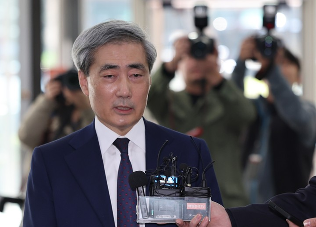 신현송 한국은행 총재 후보자가 31일 서울 중구 한화금융플라자에 마련된 인사청문회 준비 사무실로 출근하며 취재진의 질문에 답하고 있다. [연합뉴스]