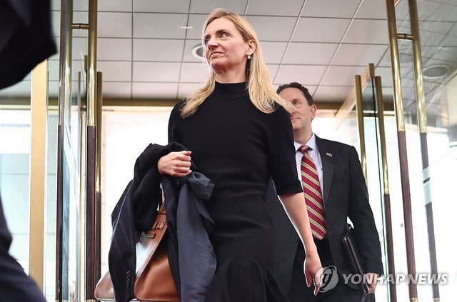 사라 로저스 미국 국무부 공공외교 차관이 지난 1일 외교부 청사로 들어서고 있다. 연합뉴스