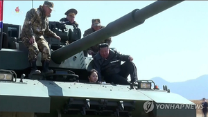 탱크 모는 北김주애, 국정원 “후계자로 봐도 돼…김여정, 실질 권력 없어”