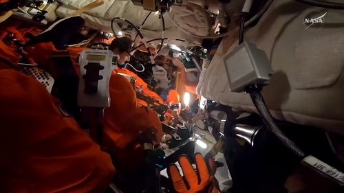 미국의 유인 달 탐사선 아르테미스 2호의 승무원들이 미 동부 시간 기준 5일(현지시간) 새 우주복인 ‘오리온 승무원 생존 시스템’(OCSS)을 착용 시험을 하고 있다. 미 항공우주국(NASA) 생중계 영상 캡처. 연합뉴스