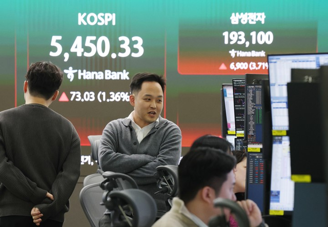 6일 서울 중구 하나은행 본점 딜링룸 전광판에 코스피 등이 표시돼 있다. 이날 코스피는 전장보다 73.03포인트(1.36%) 오른 5450.33으로, 코스닥 지수는 16.38포인트(1.54%) 내린 1047.37로 장을 끝냈다. [연합뉴스]
