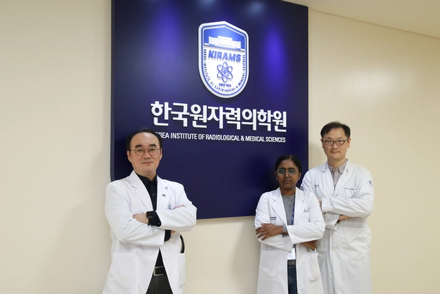 강도균(왼쪽부터) 박사, 조이시 산무게아 연수연구원, 김진수 박사. 원자력의학원 제공.
