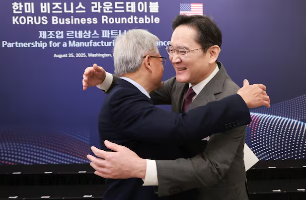 이재용 삼성전자 회장이 지난해 8월 미국 워싱턴DC 윌라드 호텔에서 열린 한미 비즈니스 라운드 테이블 리셉션에 참석해 젠슨 황 엔비디아 최고경영자(CEO)와 포옹하고 있다. [연합뉴스 자료 사진]