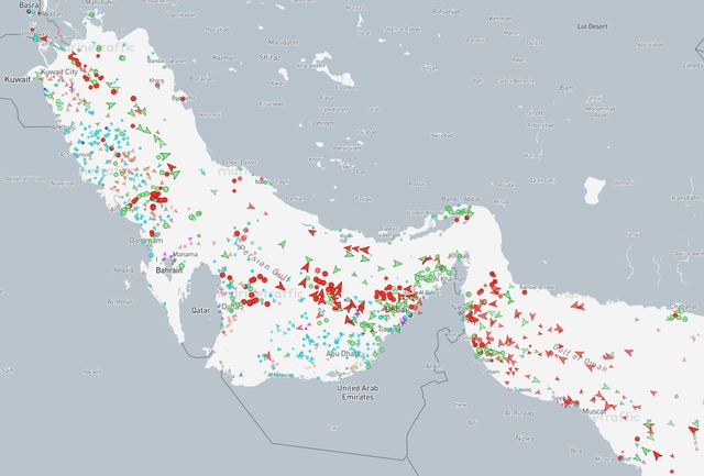 해양위치정보제공 사이트 마린트래픽이 8일 오전 호르무즈 해협 인근 바다에 선박위치표시장치를 켠 상태로 떠있는 배들을  지도상에 나타낸 모습. 호르무즈 해협을 통과하는 배가 없음을 확인할 수 있다. 마린트레픽 화면 캡처.