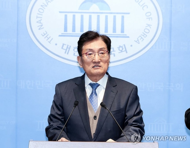 더불어민주당 충북지사 결선 경선서 패한 뒤 불공정 경선을 주장하며 재심을 신청한 노영민 전 대통령 비서실장이 8일 국회 소통관에서 기자회견을 열고 당 지도부와 재심위에 충북도당에 대한 재조사 실시를 촉구하고 있다. 연합뉴스