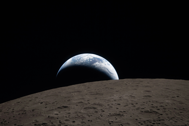 아르테미스 2호가 찍은 지구넘이. 미국 항공우주국(NASA) 제공