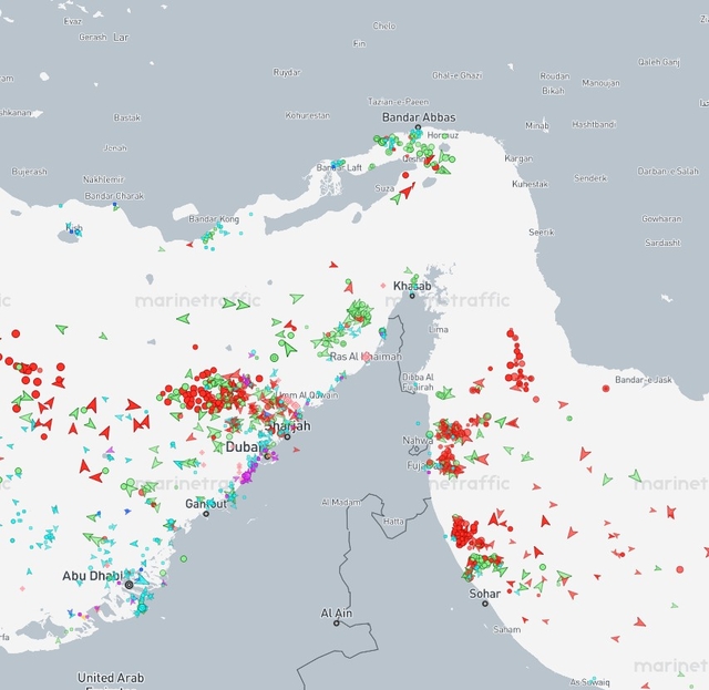 선박위치정보조회시스템 마린트래픽에 나타난 8일 오후 현재 호르무즈 해협 안팎에 있는 선박 위치 지도. 지도상에서는 일부 이란 국적 유조선을 제외하고는 호르무즈 해협을 건너는 배가 없는 것으로 나타났다. 마린트래픽 제공.
