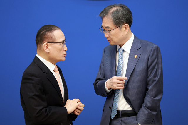 위성락 국가안보실장(왼쪽)과 조현 외교부 장관이 6일 청와대에서 열린 국무회의 겸 비상경제점검회의에서 대화하고 있다. [청와대통신사진기자단]