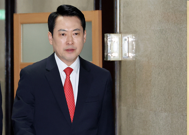 장동혁 국민의힘 대표가 7일 국회에서 이동하고 있다. [연합뉴스]