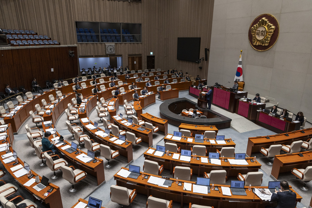 8일 국회에서 ‘전쟁 추경’ 심의를 위한 예산결산특별위원회 전체 회의가 열리고 있다. [연합뉴스]