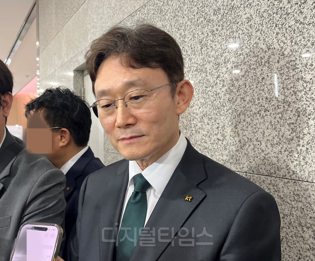 박윤영 대표는 9일 ‘기본통신권 보장을 위한 요금제 개편 방향’ 간담회 후 기자들의 질문에 답변하고 있다.