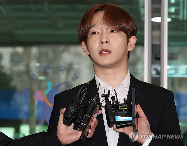 가수 남태현이 2024년 1월 18일 오전 서울 마포구 서부지법에서 열린 필로폰 매수·투약한 혐의 관련 선고기일을 마친 뒤 법원을 나서며 취재진의 질문에 답하는 모습. 연합뉴스