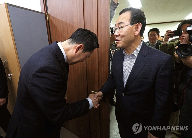국민의힘 대구시당에서  3월 22일 오전 열린 장동혁 대표와 지역 국회의원의 비공개 연석회의에서 주호영 의원이 장 대표와 악수를 하고 있다. 연합뉴스