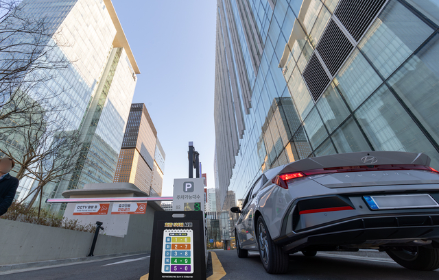 KT가 정부의 자원 안보 위기 대응 정책에 적극 동참하고 전사적인 에너지 절감 문화 확산을 위해 전국 318개 사옥을 대상으로 차량 5부제를 확대 시행한다. KT 제공