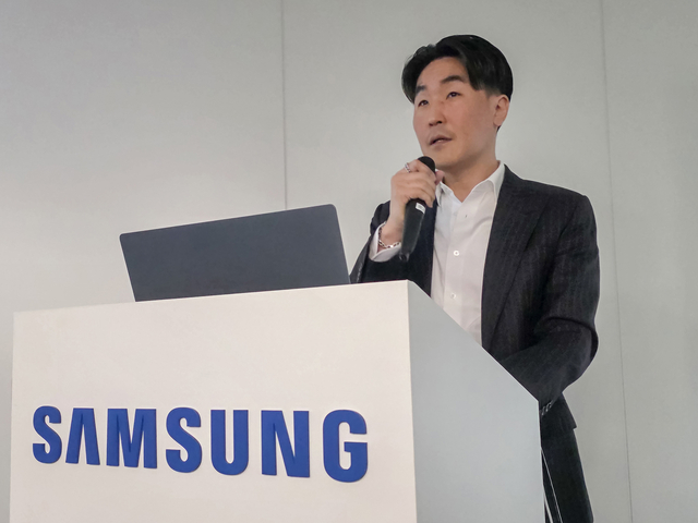 이일환 삼성전자 MX사업부 디자인팀장(부사장)이 갤럭시의 새로운 디자인 방향으로 '모던한 조형에 감성을 담은 디자인'을 소개하고 있다. 삼성전자 제공
