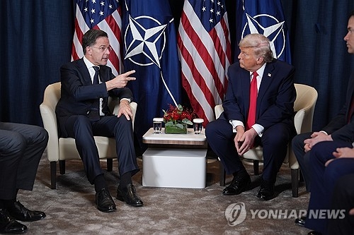 마르크 뤼터 나토 사무총장(왼쪽)과 도널드 트럼프 미국 대통령. AP=연합뉴스.
