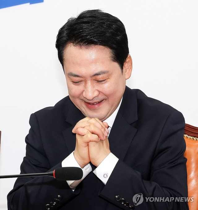 장동혁 국민의힘 대표가 9일 국회에서 열린 ‘100만 책임당원 돌파 기념식’에서 미소 짓고 있다. 연합뉴스