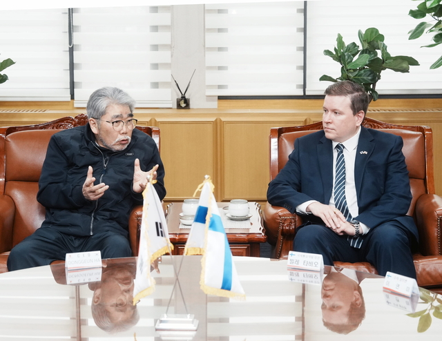 하동근(사진 왼쪽) 한국지역난방공사 사장과 빌레 타비오 핀란드 국제통상개발장관이 9일 본사에서 대화를 하고 있다. [한난 제공]