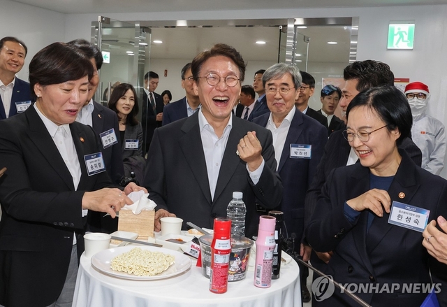 김민석(가운데) 국무총리가 지난해 24일 경상남도 밀양시 삼양식품 밀양공장을 방문, 송미령(왼쪽) 농림축산식품부 장관, 한성숙 중소벤처기업부 장관과 불닭볶음면을 시식하며 미소 짓고 있다. [연합뉴스]
