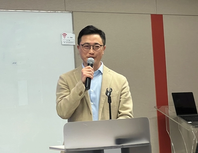 이종훈 SKT 네트워크전략담당이 9일 열린 CDMA 30주년 스터디에서 발표하고 있다.
