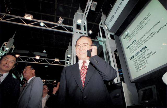 경상현 전 정보통신부 장관이 1995년 6월 12일 '정보통신 전시관 행사'에서 CDMA 시험통화를 하고 있다. SKT 제공
