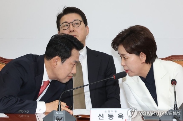 국민의힘 장동혁 대표와 양향자 최고위원이 9일 국회에서 열린 최고위원회의에서 대화하고 있다. 연합뉴스