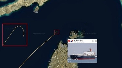 호르무즈 해협 출구쪽에서 항로 변경하는 유조선. 프레스TV