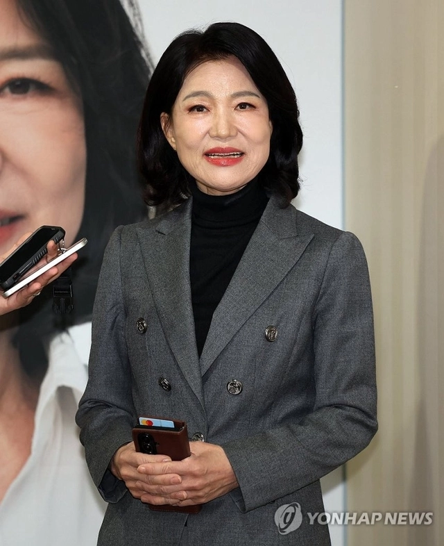 대구시장 선거에 출사표를 던진 이진숙 전 방송통신위원장이 6일 오후 대구 시내 자신의 선거캠프에서 기자들과 만나 질문에 답하고 있다. 연합뉴스