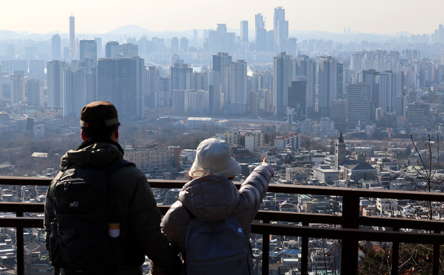 지난 2월 1일 서울 남산 전망대에서 바라본 시내 곳곳에 아파트 단지가 빼곡하게 들어서 있다. [연합뉴스]
