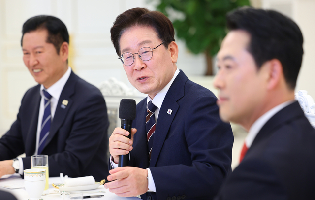 이재명 대통령이 지난 4월 7일 청와대에서 열린 여야정 민생경제 협의체 회담에서 발언하고 있다.  왼쪽부터 정청래 더불어민주당 당대표, 이 대통령, 장동혁 국민의힘 대표.[연합뉴스 사진]