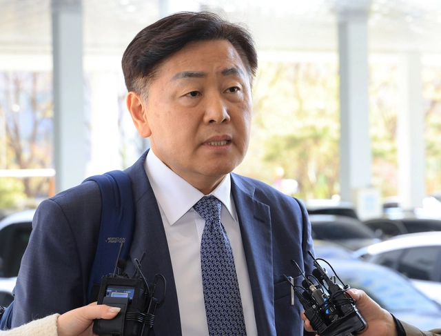 ‘현금 살포 의혹’으로 더불어민주당에서 제명된 김관영 전북특별자치도지사가 7일 제명 효력정지 가처분 사건 심문에 참석하기 위해 서울 남부지법으로 들어서며 취재진의 질문에 답하고 있다. [연합뉴스]