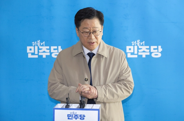 6ㆍ3 지방선거 더불어민주당 전북도지사 예비후보인 안호영 의원이 7일 국회에서 후보 자리를 놓고 경선 중인 이원택 의원 의혹 보도와 관련 기자회견을 하고 있다. [연합뉴스]