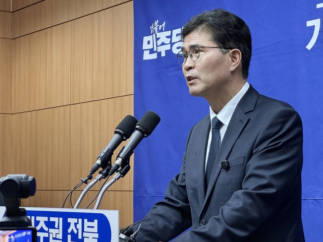 더불어민주당 전북특별자치도지사 경선 후보인 이원택 의원이 8일 전북도의회에서 기자회견을 하고 있다. [연합뉴스]