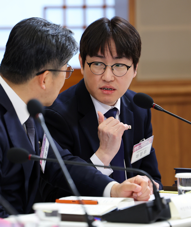 하정우 AI미래기획수석이 9일 청와대에서 열린 국민경제자문회의 제1차 전체 회의에서 류덕현 재정기획보좌관과 대화하고 있다. [연합뉴스]
