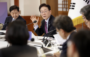 李대통령 “자발적 실업도 수당 줘야… 정규직보다 비정규직 연봉이 높아야”