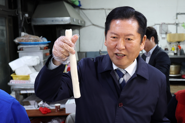 더불어민주당 정청래 대표가 9일 전남 여수시 서시장의 한 떡집을 방문해 직접 판매하고 있다. [연합뉴스]