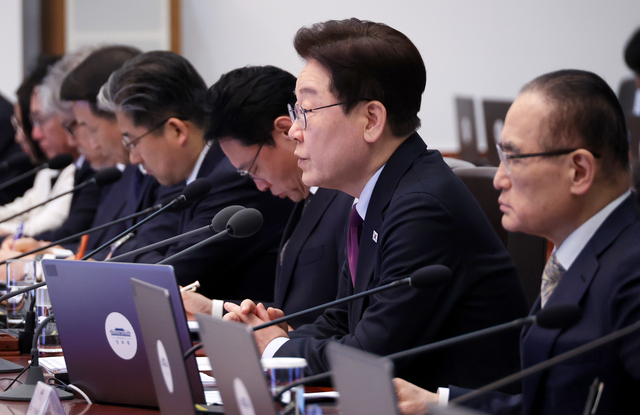 이재명 대통령이 9일 청와대에서 수석보좌관회의를 주재하고 있다. [연합뉴스]