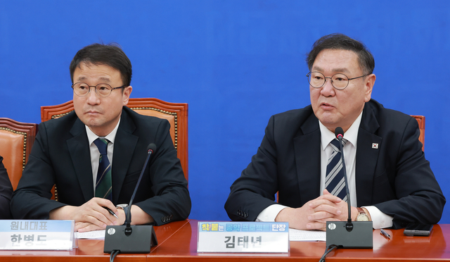 더불어민주당 ‘착!붙 공약 프로젝트’ 단장인 김태년 의원이 9일 국회에서 열린 착!붙 공약 프로젝트 4·5호 공약 발표 행사에 참석해 발언하고 있다. [연합뉴스]