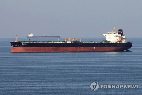 호르무즈 해협을 통과하는 유조선.  [로이터 연합뉴스]